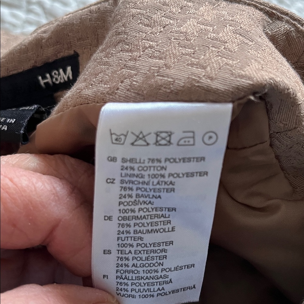 H&M camel, textured mini skirt. Size 4 - Picture 7 of 7